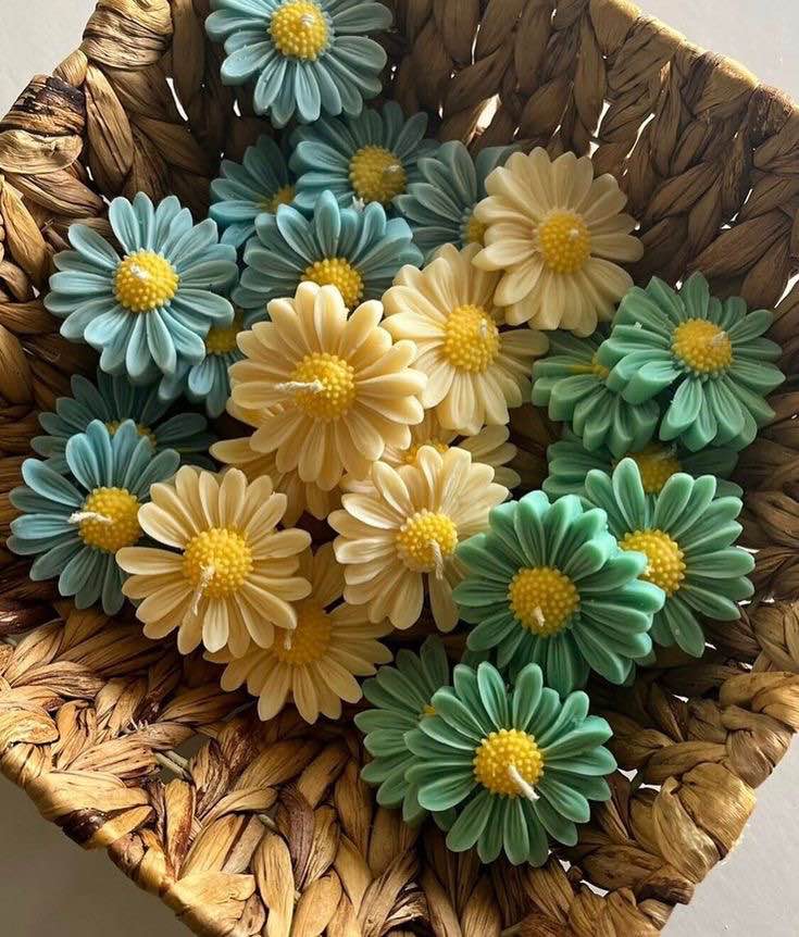 Handmade Daisy Flower Candle | Decorative Scented Candle for Home Décor & Gifts | Fragrance